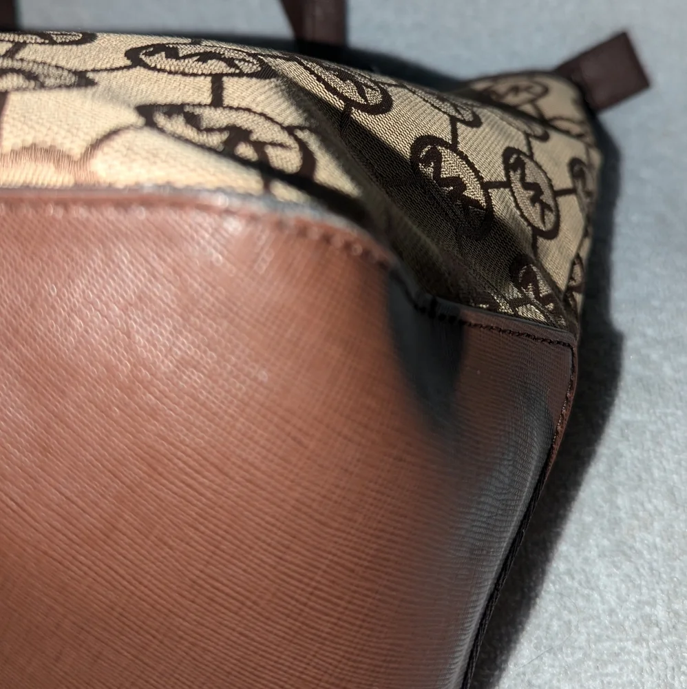Michael Kors signature Kempton tote bag.